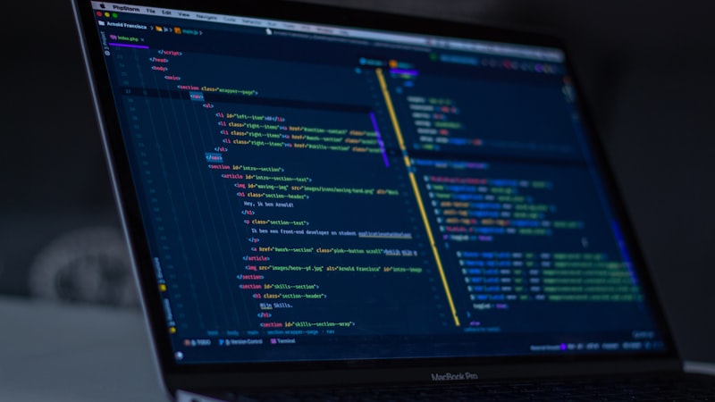 모니터에 표시된 코드 에디터 화면